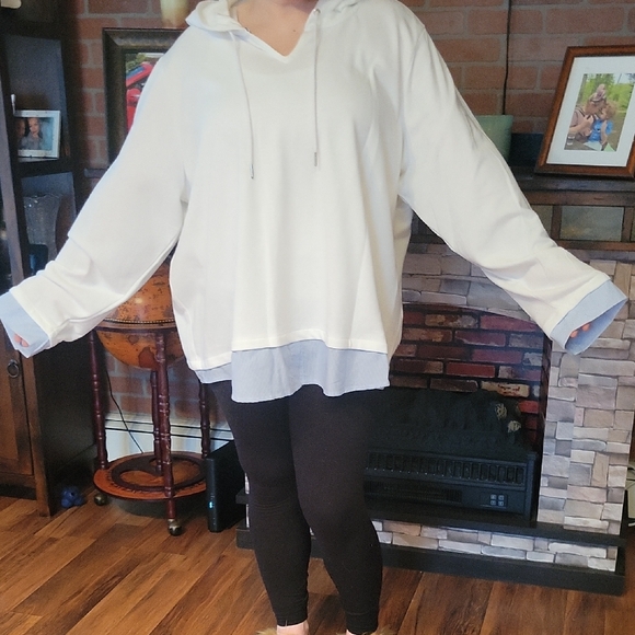 Tommy Hilfiger Tops - NWT Tommy Hilfiger WHITE AND BLUE Oversized Sweatshirt Long Sleeve